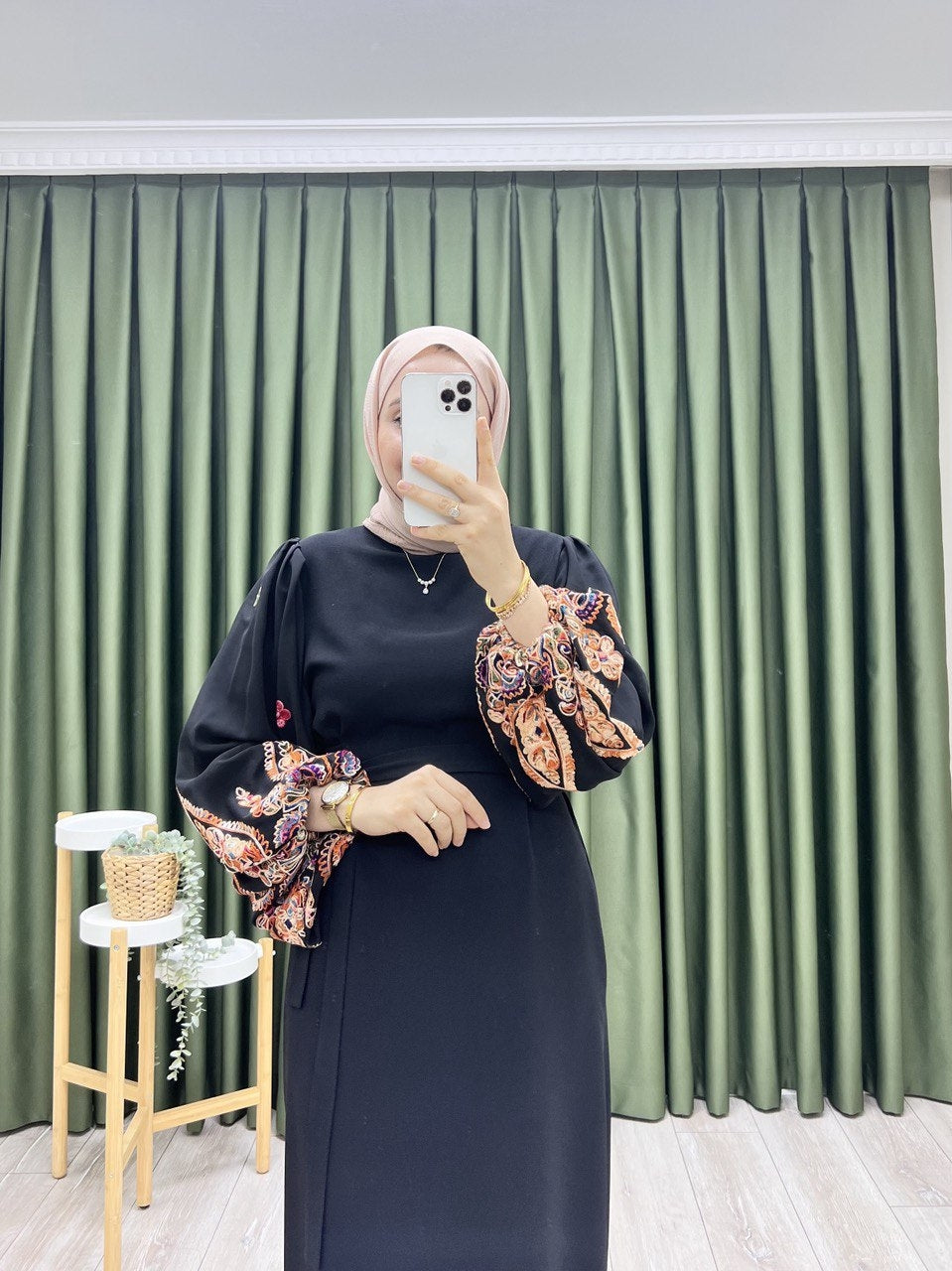 6928 - Kolları Nakışlı Yasmin Elbise - Siyah