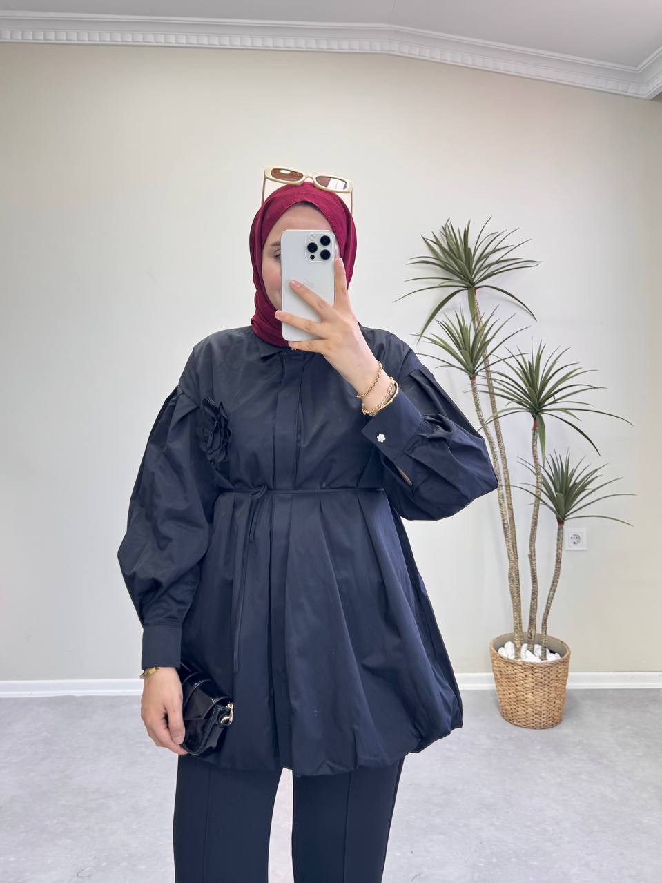 1427 - Gül Broşlu Gömlek - Siyah