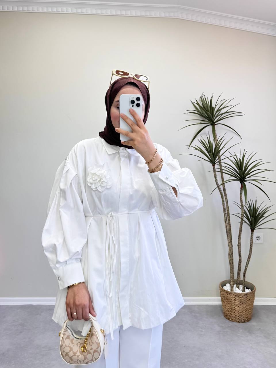 1427 - Gül Broşlu Gömlek -Beyaz