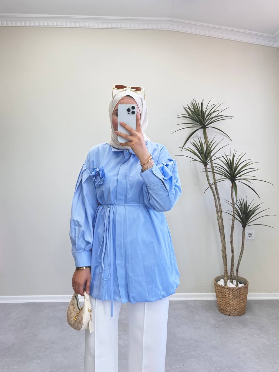 1427 - Gül Broşlu Gömlek -Mavi