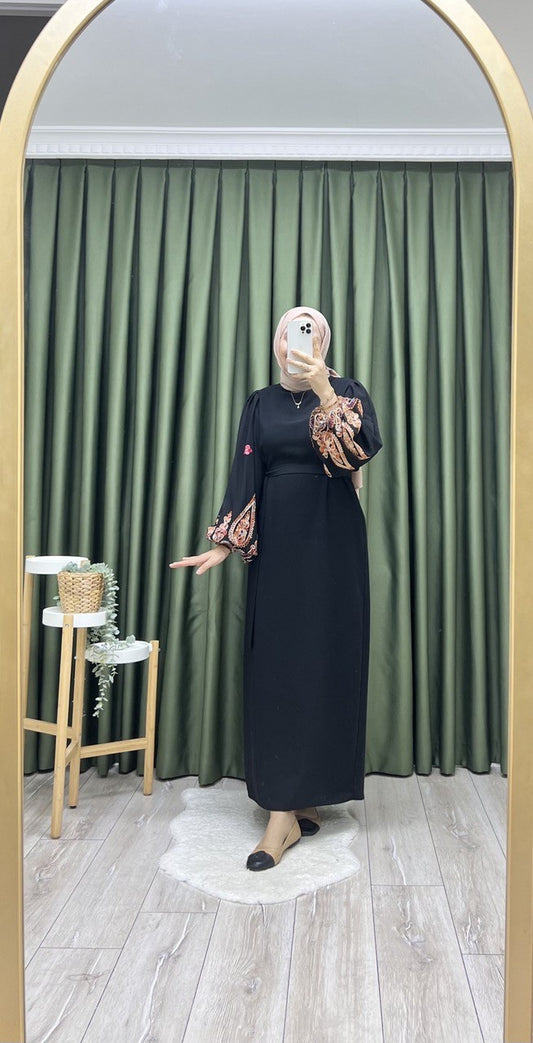 6928 - Kolları Nakışlı Yasmin Elbise - Siyah