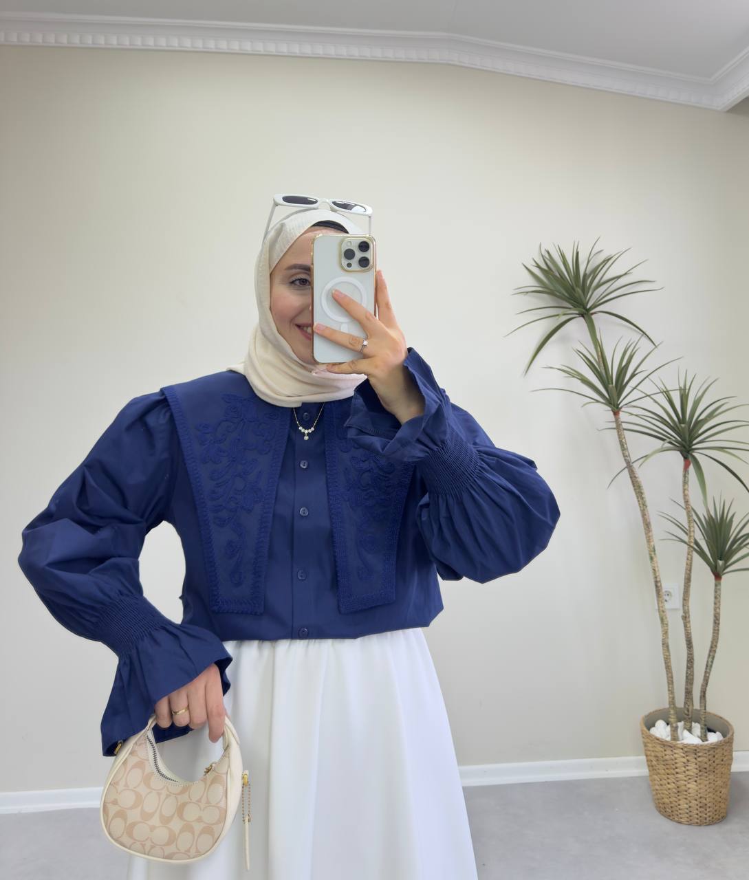 2363 - Yakası Nakışlı Gömlek - Lacivert