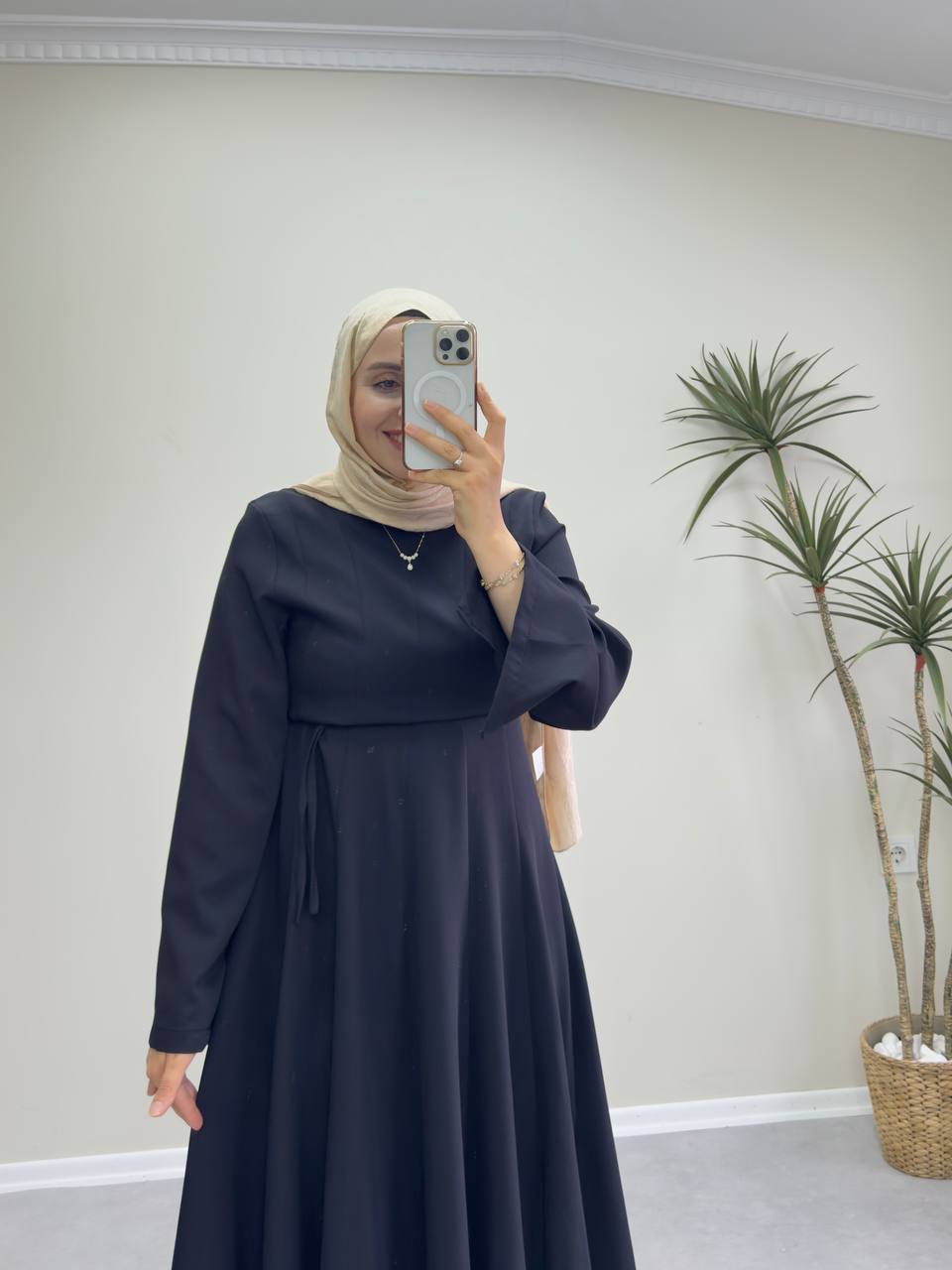 2516 - Belden Oturtmalı Kloş Elbise - Siyah